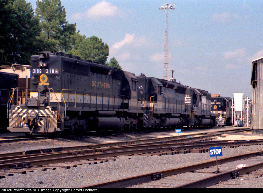 SOU 3186 and two other SD's in Glenwood yard